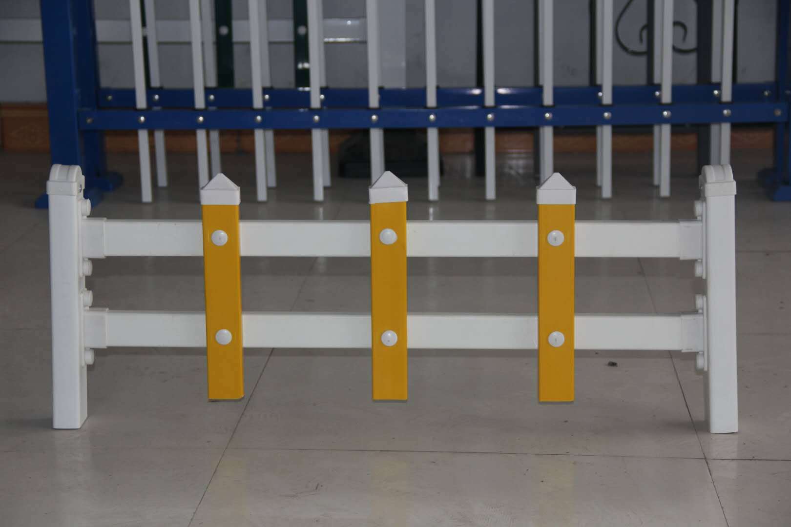 PVC塑鋼草坪護欄 市政綠化、社區園藝與校園環境的守護者